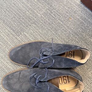 1901 Men's Dark Blue Suede Chukka Boots